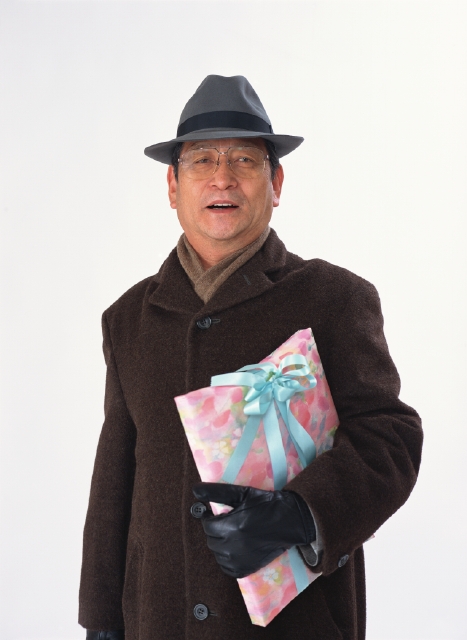 イラスト＆写真のストックフォトwaha（ワーハ）　人物、日本人、中高年、ショッピング、プレゼント、白バック、男性、正面、上半身、スタジオ、白バック、父、メガネ、コート、マフラー、手袋、贈る、ギフト、贈り物　p4-0501av