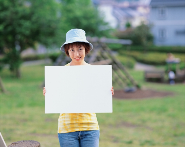 イラスト＆写真のストックフォトwaha（ワーハ）　人物、日本人、若者、メッセージボード、公園、屋外、正面、上半身、ポートレート、散歩　p4-0524b