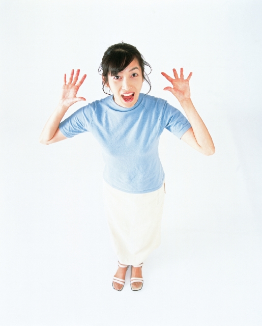 人物 日本人 女性 代 30代 表情 ポーズ 白バック 正面 全身 ハイアングル スタジオ 白バック ポーズ 両手を上げる バンザイ 驚く 驚かす 叫ぶ フォト作品紹介 イラスト 写真のストックフォトwaha ワーハ カンプデータは無料