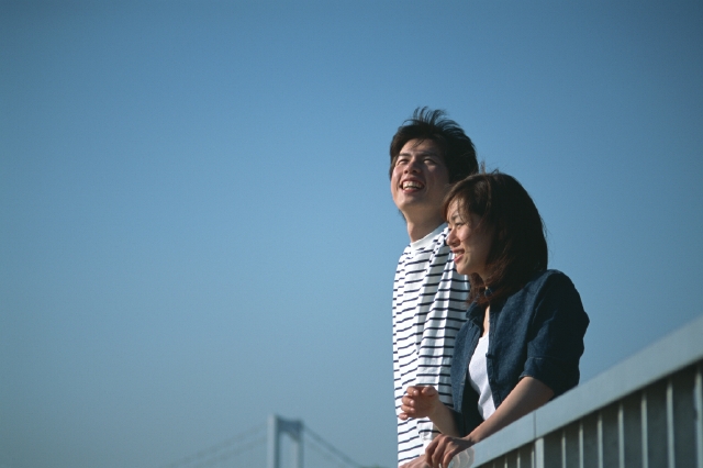 人物 日本人 カップル 屋外 2人 男性 女性 横向き 横顔 上半身 屋外 デート 欄干 青空 フォト作品紹介 イラスト 写真のストックフォトwaha ワーハ カンプデータは無料