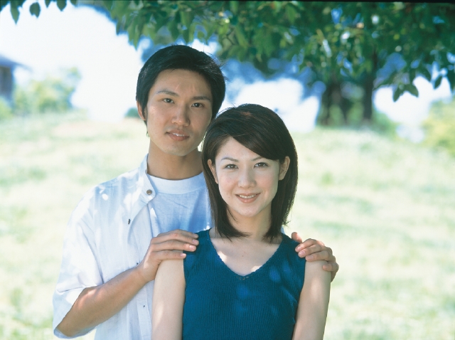人物 日本人 カップル 公園 屋外 2人 男性 女性 正面 上半身 ポートレート デート 肩を抱く フォト作品紹介 イラスト 写真のストックフォトwaha ワーハ カンプデータは無料