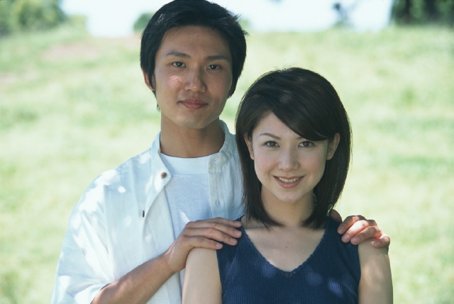 人物 日本人 カップル 屋外 2人 男性 女性 正面 上半身 ポートレート 屋外 デート 肩を抱く 公園 広場 フォト作品紹介 イラスト 写真のストックフォトwaha ワーハ カンプデータは無料