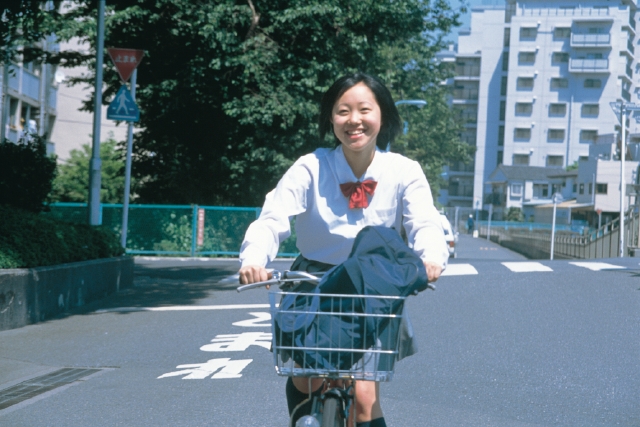 イラスト＆写真のストックフォトwaha（ワーハ）　人物、日本人、高校生、学生、中学生、学生、自転車、屋外、正面、上半身、ポートレート、朝、出発、町角、道路、通り、住宅街、元気、町並、町並み、女子高生　p4-0754b