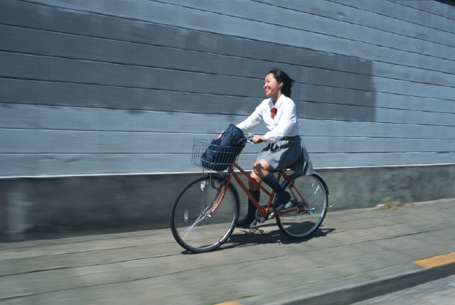 イラスト＆写真のストックフォトwaha（ワーハ）　人物、日本人、高校生、学生、中学生、学生、自転車、屋外、横向き、横顔、全身、朝、出発、町角、通り、元気、町並、町並み、女子高生　p4-0755bv