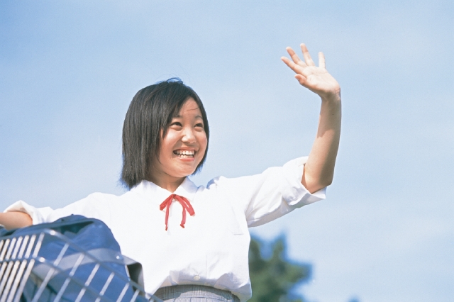 イラスト＆写真のストックフォトwaha（ワーハ）　人物、日本人、高校生、学生、中学生、学生、自転車、屋外、正面、上半身、元気、出発、青空、手を振る、挨拶、女子高生　p4-0765b