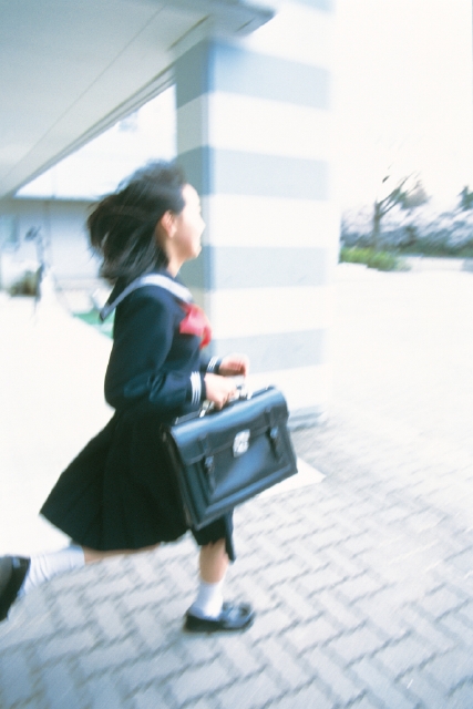 人物 日本人 高校生 学生 走る 屋外 横向き 横顔 全身 ブレ 女の子 出発 女子高生 セーラー服 フォト作品紹介 イラスト 写真のストックフォトwaha ワーハ カンプデータは無料