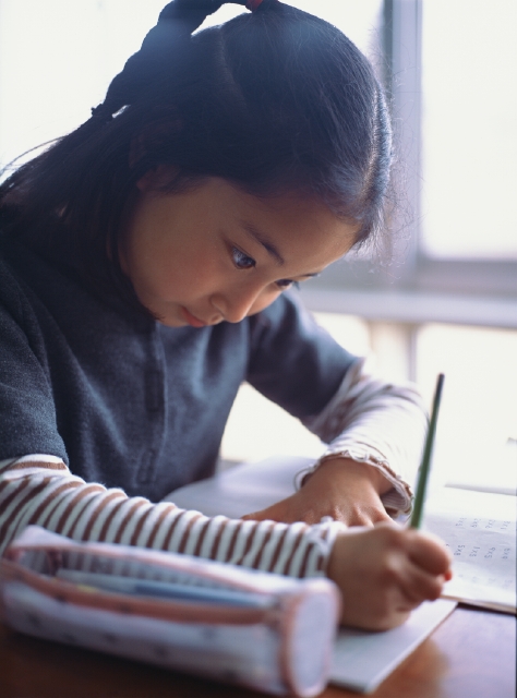 イラスト＆写真のストックフォトwaha（ワーハ）　人物、日本人、小学生、学生、夢、考える、屋内、横向き、横顔、上半身、顔、アップ、逆光、授業、教室、机、座席、一生懸命、頑張る、努力、真剣、真面目、挑戦、鉛筆、ノート、書く、見つめる　p4-0854b