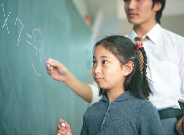 人物 日本人 小学生 学生 夢 考える 屋内 正面 横顔 上半身 授業 教室 真剣 真面目 挑戦 黒板 書く チョーク 答える 見つめる 悩 フォト作品紹介 イラスト 写真のストックフォトwaha ワーハ カンプデータは無料