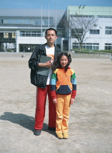 イラスト＆写真のストックフォトwaha（ワーハ）　人物、日本人、小学生、学生、職業、屋外、2人、正面、全身、ポートレート、男性、先生、校庭、校内、教える、職業、仕事　p4-0875bv