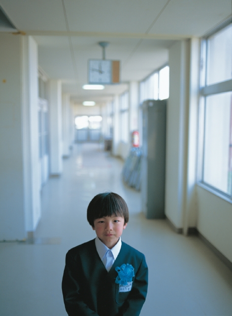 イラスト＆写真のストックフォトwaha（ワーハ）　人物、日本人、小学生、学生、屋内、正面、上半身、ハイアングル、ポートレート、一年生、制服、ブレザー、入学、出発、希望、校内、廊下、緊張感、行事　p4-0889b