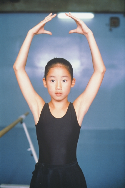 イラスト＆写真のストックフォトwaha（ワーハ）　人物、日本人、小学生、学生、スポーツ、表情、ポーズ、子供、屋内、正面、上半身、ポートレート、ポーズ、習い事、バレエ、ダンス、レオタード、両手を上げる、しなやか、夢中、緊張感、運動、子ども、こども　p4-0918b