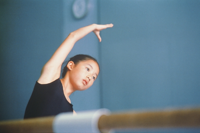 イラスト＆写真のストックフォトwaha（ワーハ）　人物、日本人、小学生、学生、スポーツ、表情、ポーズ、子供、屋内、横向き、横顔、上半身、ポーズ、習い事、バレエ、ダンス、レオタード、手を上げる、しなやか、見つめる、夢中、緊張感、運動、子ども、こども　p4-0920b