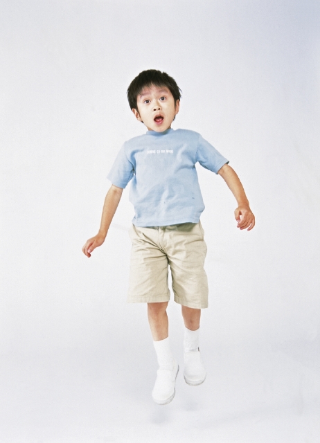 イラスト＆写真のストックフォトwaha（ワーハ）　人物、日本人、子供、白バック、正面、全身、スタジオ、白バック、ジャンプ、驚く、子ども、こども　p4-0921a