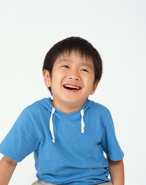 イラスト＆写真のストックフォトwaha（ワーハ）　人物、日本人、子供、白バック、正面、上半身、スタジオ、白バック、笑う、無邪気、見つめる、笑う、笑い、スマイル、子ども、こども　p4-0928av