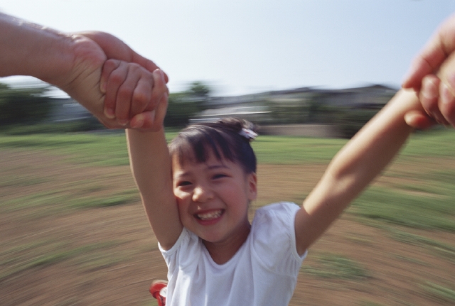 イラスト＆写真のストックフォトwaha（ワーハ）　人物、日本人、子供、小学生、学生、公園、表情、ポーズ、屋外、正面、上半身、ブレ、散歩、遊ぶ、笑う、はしゃぐ、スピード感、回る、無邪気、手をつなぐ、あそぶ、あそび、遊ぶ、遊び、笑う、笑い、スマイル、子ども、こども　p4-1010bv