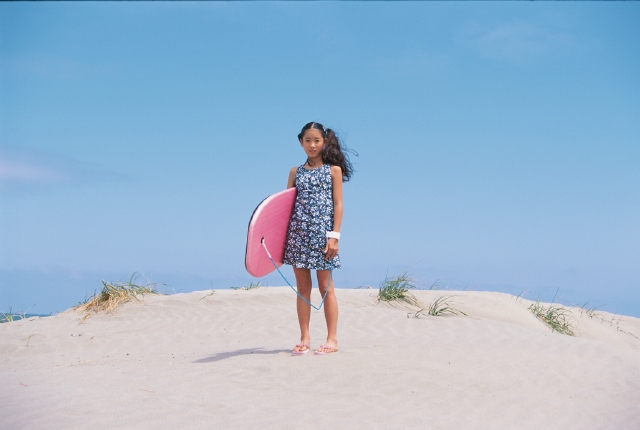 イラスト＆写真のストックフォトwaha（ワーハ）　人物、日本人、子供、小学生、学生、レジャー、夏、屋外、正面、全身、ポートレート、快晴、ボディボード、砂浜、運動、季節、四季、子ども、こども　p4-1037b
