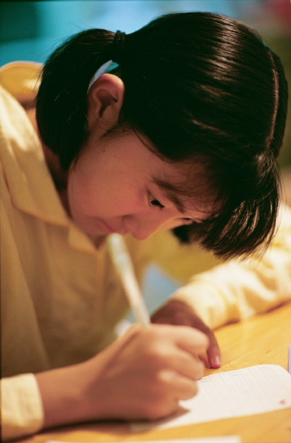イラスト＆写真のストックフォトwaha（ワーハ）　人物、日本人、子供、頑張る、小学生、学生、屋内、横向き、横顔、上半身、書く、見つめる、宿題、机、鉛筆、子供部屋、子ども、こども　p4-1047b