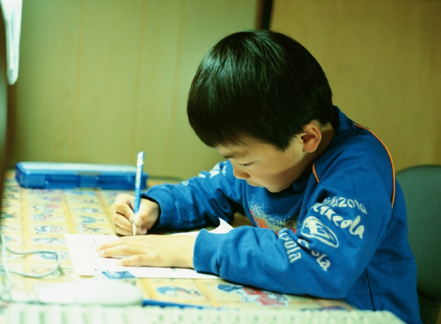 イラスト＆写真のストックフォトwaha（ワーハ）　人物、日本人、子供、頑張る、小学生、学生、屋内、横向き、横顔、上半身、書く、宿題、机、鉛筆、子供部屋、子ども、こども　p4-1050bv