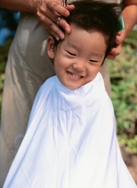 イラスト＆写真のストックフォトwaha（ワーハ）　人物、日本人、子供、表情、ポーズ、屋外、正面、上半身、幼児、散髪、髪の毛、切る、屋外、いやがる、子ども、こども　p4-1068bv