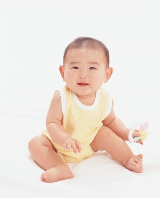 イラスト＆写真のストックフォトwaha（ワーハ）　人物、日本人、赤ちゃん、白バック、正面、全身、スタジオ、白バック、誕生、育む、元気、成長、健やか、歯がため、ご機嫌、ベビー服　p4-1080b