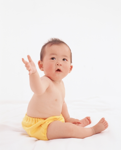 イラスト＆写真のストックフォトwaha（ワーハ）　人物、日本人、赤ちゃん、白バック、横向き、正面、全身、スタジオ、白バック、誕生、育む、元気、成長、健やか、パンツ、手を伸ばす、振り向く　p4-1091bv