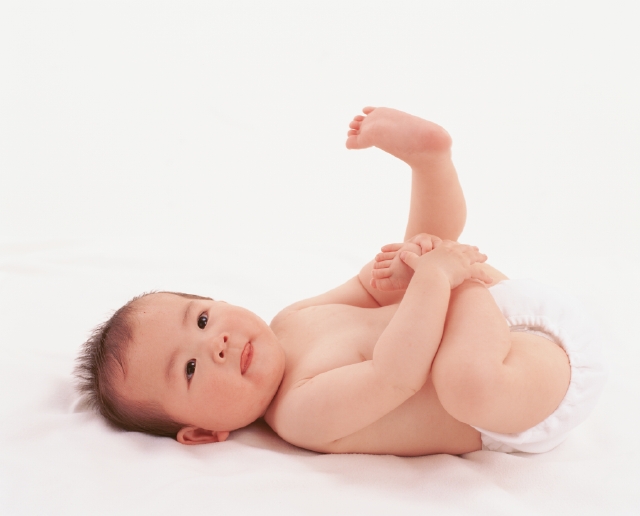 イラスト＆写真のストックフォトwaha（ワーハ）　人物、日本人、赤ちゃん、白バック、仰向け、横向き、全身、白バック、育む、紙オムツ、寝る　p4-1092bv