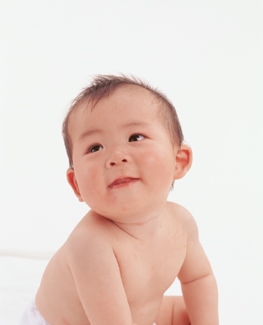 イラスト＆写真のストックフォトwaha（ワーハ）　人物、日本人、赤ちゃん、白バック、正面、上半身、スタジオ、白バック、誕生、育む、元気、成長、健やか、ご機嫌、見つめる　p4-1093b