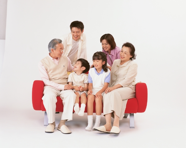 イラスト＆写真のストックフォトwaha（ワーハ）　人物、日本人、家族、白バック、集合、集団、複数、正面、上半身、スタジオ、白バック、親子、シルバー、老夫婦、孫、男の子、女の子、幸福感、休憩、座る、ソファ、3世代　p4-1133b