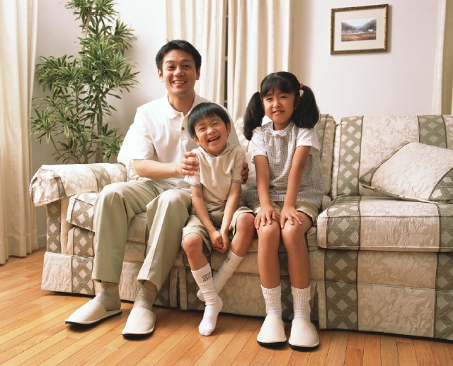 人物 日本人 家族 リビング 屋内 3人 正面 全身 ポートレート 親子 男の子 女の子 幸福感 休憩 家 マンション 住宅 座る ソファ フォト作品紹介 イラスト 写真のストックフォトwaha ワーハ カンプデータは無料