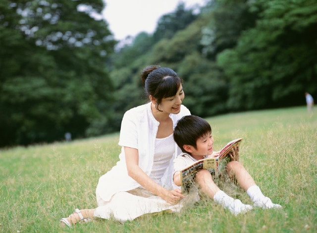 イラスト＆写真のストックフォトwaha（ワーハ）　人物、日本人、親子、公園、屋外、2人、正面、全身、男の子、散歩、遊ぶ、座る、本、絵本、幸福感、あそぶ、あそび、遊ぶ、遊び　p4-1257b