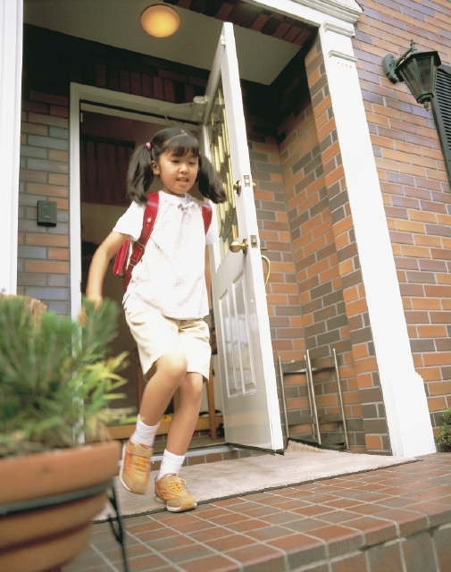 イラスト＆写真のストックフォトwaha（ワーハ）　人物、日本人、子供、小学生、学生、その他のスペース、屋内、正面、全身、ローアングル、家、家、住宅、通学、登校、出発、朝、ランドセル、急ぐ、開ける、子ども、こども　p4-1286b