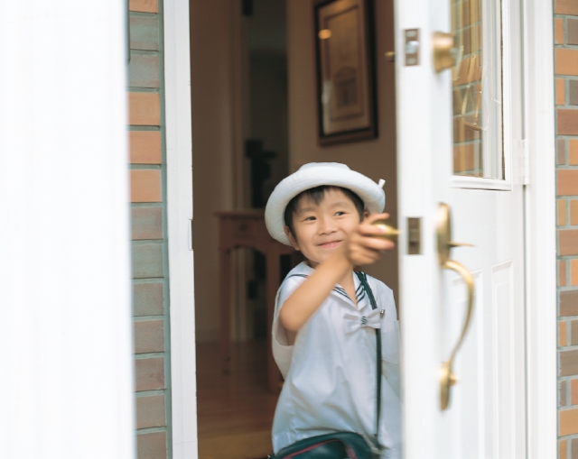 人物 日本人 子供 その他のスペース 屋内 正面 上半身 通園 出発 朝 制服 ドアノブ 開ける 幼稚園児 子ども こども フォト作品紹介 イラスト 写真のストックフォトwaha ワーハ カンプデータは無料