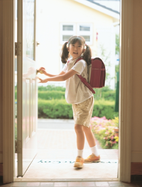 イラスト＆写真のストックフォトwaha（ワーハ）　人物、日本人、子供、小学生、学生、その他のスペース、屋内、正面、全身、逆光、家、家、住宅、通学、下校、帰宅、開ける、ランドセル、子ども、こども　p4-1292b