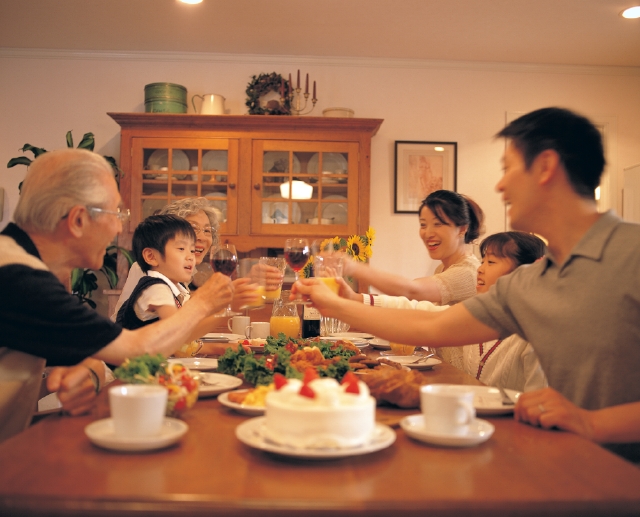 イラスト＆写真のストックフォトwaha（ワーハ）　人物、日本人、家族、ダイニング、記念日、屋内、集合、集団、複数、親子、女の子、男の子、孫、シルバー、老夫婦、横向き、横顔、上半身、パーティー、テーブル、乾杯、幸福感、3世代、ギフト、贈り物、行事　p4-1325b