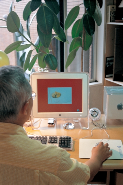 人物 日本人 パソコン ホームオフィス 中高年 男性 屋内 シルバー 後ろ姿 上半身 真面目 窓辺 後姿 後ろ姿 うしろ姿 背中 フォト作品紹介 イラスト 写真のストックフォトwaha ワーハ カンプデータは無料