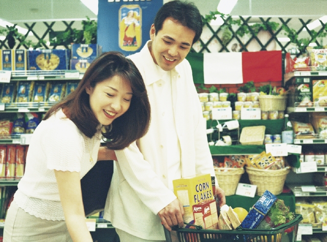 人物 日本人 ショッピング 夫婦 屋内 2人 男性 女性 正面 横向き 上半身 スーパー 店 ショッピングカート 探す フォト作品紹介 イラスト 写真のストックフォトwaha ワーハ