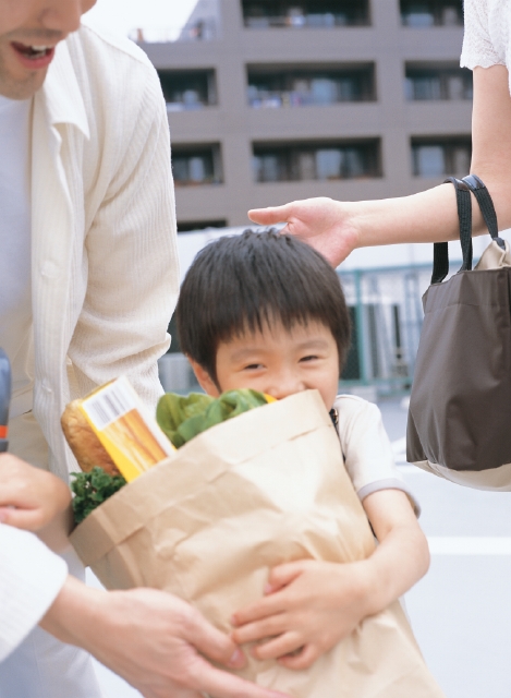 人物 日本人 ショッピング 家族 子供 屋外 親子 正面 上半身 運ぶ 無邪気 子ども こども フォト作品紹介 イラスト 写真のストックフォトwaha ワーハ カンプデータは無料