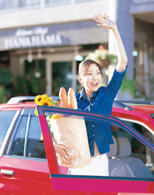 人物 日本人 自動車 女性 代 30代 ショッピング 屋外 正面 上半身 ドア 開ける ストリート フランスパン ひまわり 花 手を振る 挨拶 街並み 街並 フォト作品紹介 イラスト 写真のストックフォトwaha ワーハ カンプデータは無料