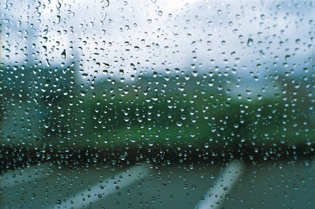 人物 日本人 ライフイメージ 屋内 雨 水滴 窓ガラス 透明感 憂鬱 フォト作品紹介 イラスト 写真のストックフォトwaha ワーハ カンプデータは無料