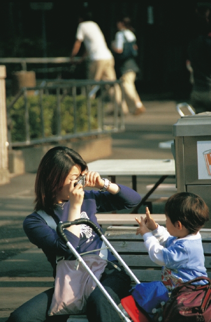 イラスト＆写真のストックフォトwaha（ワーハ）　人物、日本人、親子、公園、屋外、2人、幼児、横向き、横顔、上半身、育む、成長、健やか、散歩、ベビーカー、Vサイン、カメラ、写真、無邪気、幼い、ピース　p4-1535a