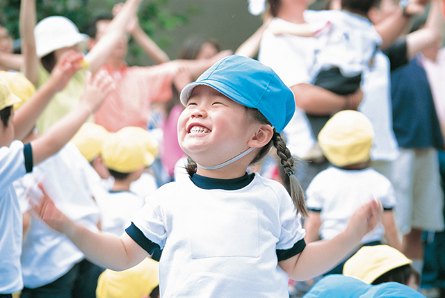 人物 日本人 子供 屋外 正面 上半身 幼稚園児 運動会 園庭 行事 体繰着 カラー帽子 無邪気 笑顔 ダンス 幼稚園 保育園 笑う 笑い スマイル スポーツ 子ども こども フォト作品紹介 イラスト 写真のストックフォトwaha ワーハ カンプデータ