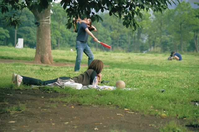 人物 日本人 親子 公園 屋外 3人 横向き 全身 散歩 遊ぶ 寝る 寝転ぶ キャッチボール あそぶ あそび 遊ぶ 遊び フォト作品紹介 イラスト 写真のストックフォトwaha ワーハ カンプデータは無料