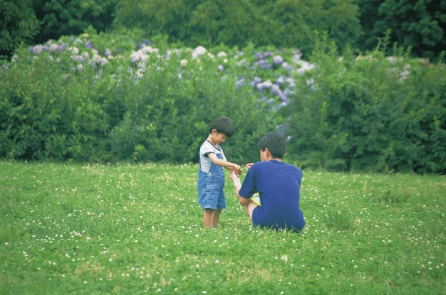 人物 日本人 親子 公園 屋外 2人 男の子 幼い 後ろ姿 横向き 横顔 全身 散歩 遊ぶ お花摘み あそぶ あそび 遊ぶ 遊び 後姿 後ろ姿 うしろ姿 背中 フォト作品紹介 イラスト 写真のストックフォトwaha ワーハ