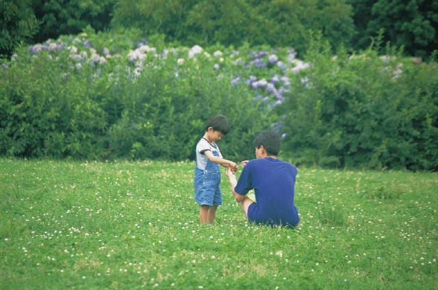 イラスト＆写真のストックフォトwaha（ワーハ）　人物、日本人、親子、公園、屋外、2人、男の子、幼い、後ろ姿、横向き、横顔、全身、散歩、遊ぶ、お花摘み、あそぶ、あそび、遊ぶ、遊び、後姿、後ろ姿、うしろ姿、背中　p4-1549a