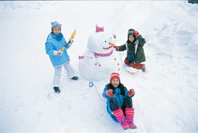 人物 日本人 子供 小学生 学生 レジャー 冬 屋外 3人 友達 仲間 正面 全身 ポートレート 手袋 雪原 雪だるま 無邪気 嬉しい あそぶ あそび 遊ぶ 遊び 季節 四季 ゆき 雪 子ども こども フォト作品紹介 イラスト 写真のストックフォト