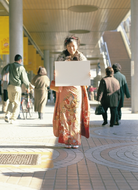 イラスト＆写真のストックフォトwaha（ワーハ）　人物、日本人、正月、女性、20代、30代、和風、着物、メッセージボード、屋外、正面、全身、ポートレート、屋外、初詣、振り袖、成人式、街角、ストリート、街並み、街並、冬、ふゆ、行事、季節、1月、一月　p4-1626b