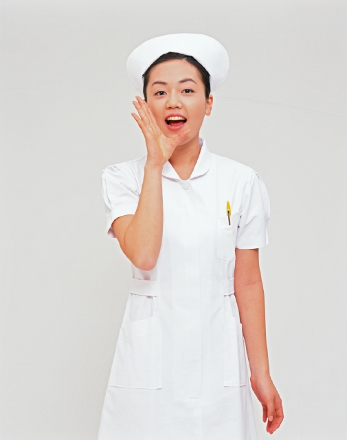 イラスト＆写真のストックフォトwaha（ワーハ）　人物、日本人、医者、医療、白バック、正面、上半身、スタジオ、白バック、女性、20代、白衣、働く、叫ぶ、呼ぶ、看護、看護婦、看護士、看護師、ナース、白衣、病院　p4-1757av