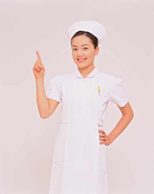 イラスト＆写真のストックフォトwaha（ワーハ）　人物、日本人、医者、医療、白バック、正面、上半身、スタジオ、白バック、女性、20代、白衣、働く、指差す、ひらめく、発見、注目、教える、紹介、看護、看護婦、看護士、看護師、ナース、白衣、病院　p4-1760a