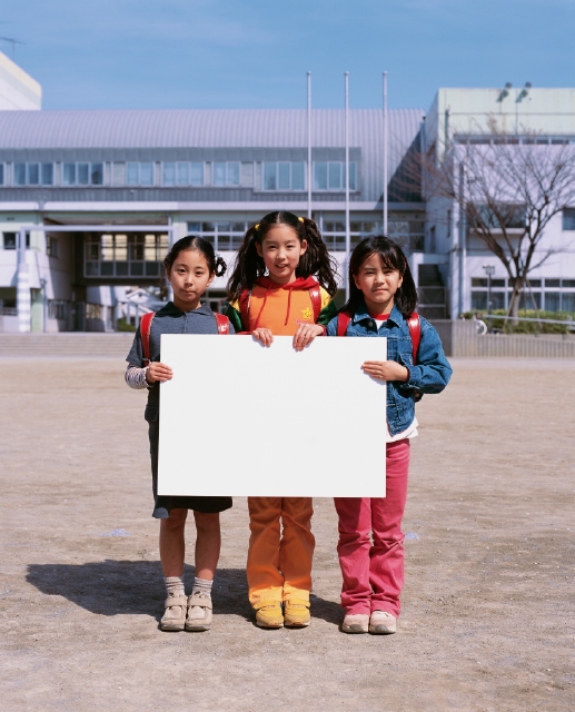 イラスト＆写真のストックフォトwaha（ワーハ）　人物、日本人、メッセージボード、小学生、学生、屋外、3人、友達、仲間、正面、全身、ポートレート、校庭、校内、登校、登下校、通学、ランドセル　p4-1769b
