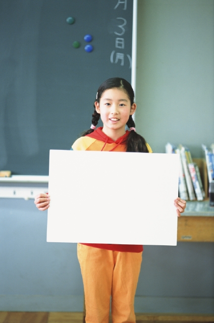 イラスト＆写真のストックフォトwaha（ワーハ）　人物、日本人、メッセージボード、小学生、学生、屋内、正面、上半身、ポートレート、教室、黒板、校内　p4-1771b